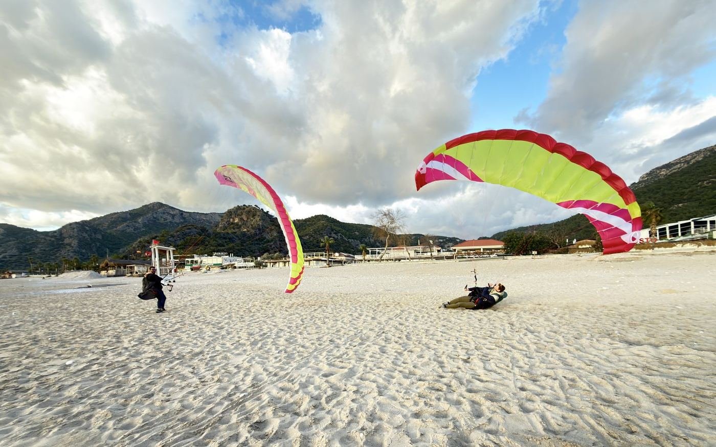Pilots landing and packing up on Belcekız beach