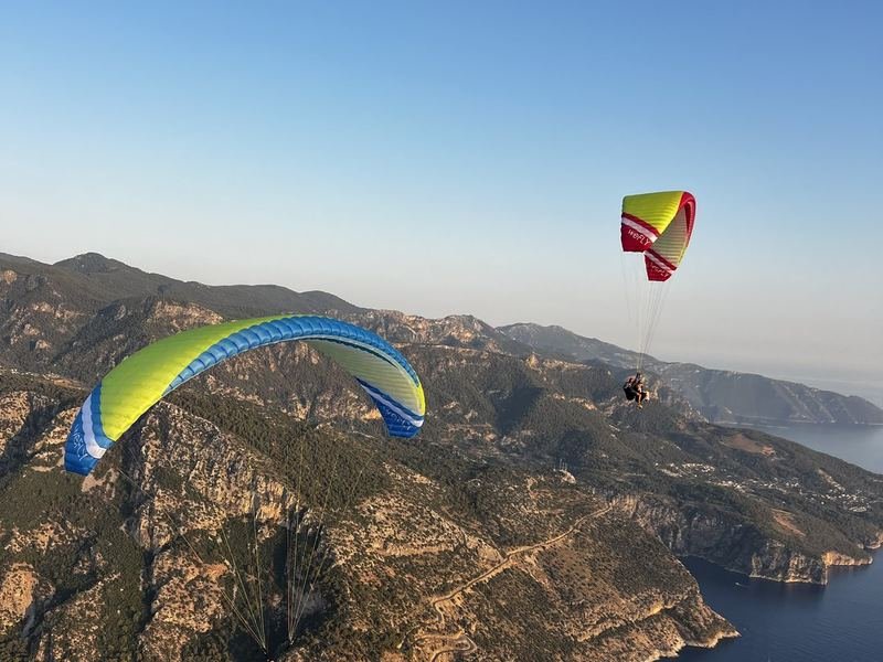 Two wings flying along the slopes of Babadağ