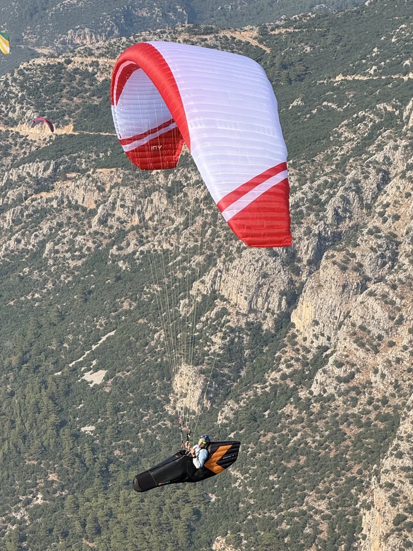A wing flying along the Babadağ slope